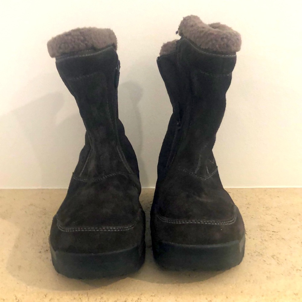 Sorel short zip chocolate suede snow boot. Size 8.5.